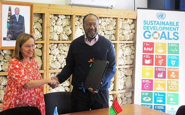 Vanuatu Prime Minister Charlot Salwai signs off on the UN Pacific strategy for 2018-2022 with Osnat Lubrani of UNOCHA. Photo: UN Pacific
